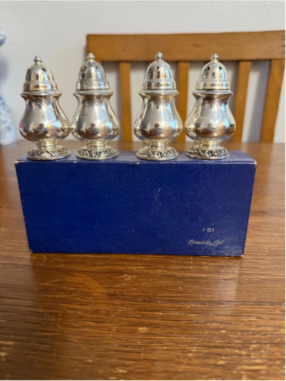 Vintage Oneida Ltd #51 Weighted Silverplate Salt Pepper Shakers Set of 4 w/ Box